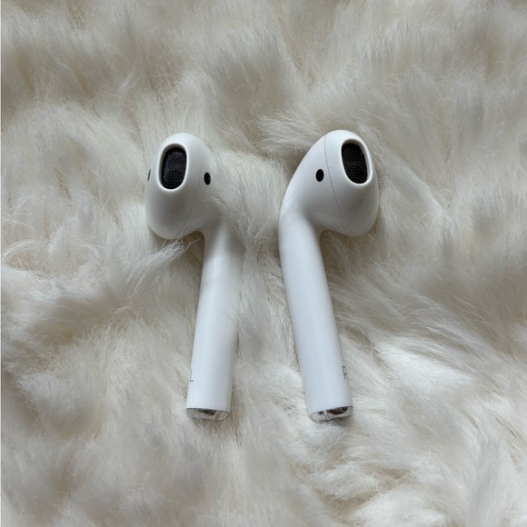 AirPods 2nd Gen Wireless Earbuds with Charging Case and Cable - Picture 8 of 12